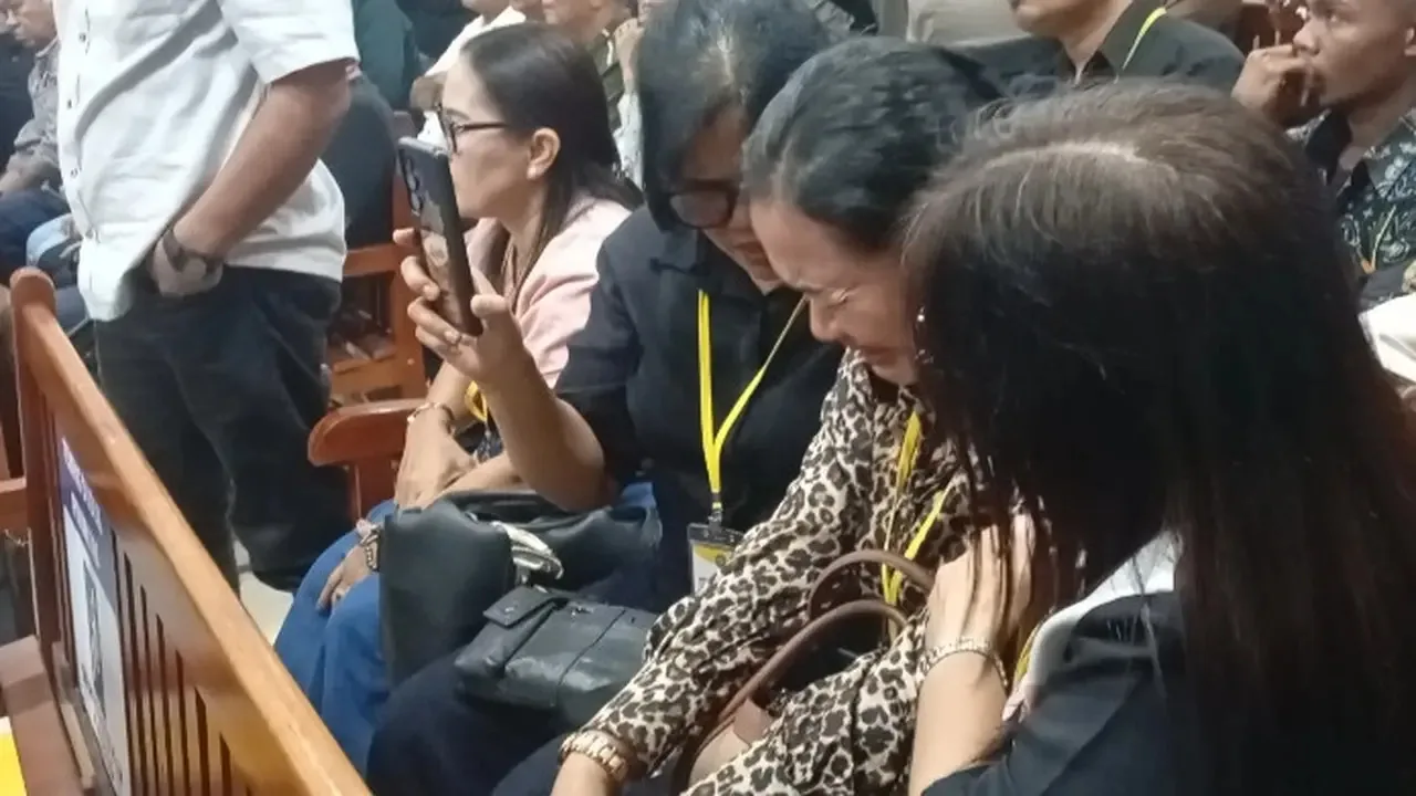 Ibu Bripda Natanael Menangis Saat Jaksa Bacakan Kronologi Kematian Anaknya
